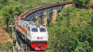 MANUVER CANTIK KERETA ANGKUTAN REL NGERI LEWAT JEMBATAN NGEBUT 