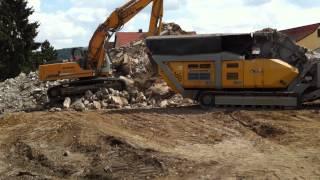 Hafner Bau Beton brechen Recycling mit Rubble Master RM 100 und Liebherr 924 HDSL