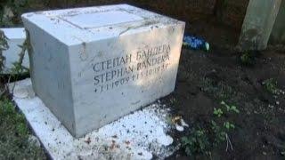 Неизвестные разбили могилу Степана Бандеры