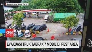 Truk Kontainer Terguling Tabrak 7 Mobil di Rest Area