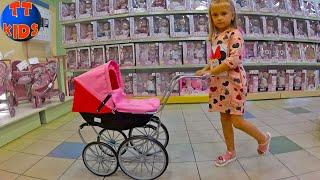 Едем в Магазин Игрушек Покупаем Коляску для Куклы  Видео для Детей