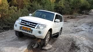 Mitsubishi Pajero vs Toyota Land Cruiser