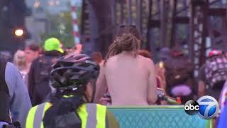 Hundreds strip down for Chicagos World Naked Bike Ride