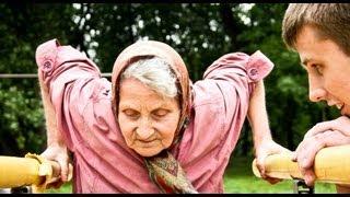 72-летняя бабушка удивляет на площадке. 72-year-old grandmother.
