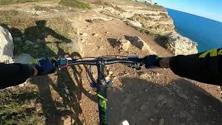 En VTT le ride entre single et falaise tout en gopro 8 black 