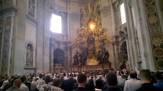 PROCESION SALIDA MISA PONTIFICAL TRADICIONAL BASILICA SAN PEDRO X ANIVERSARIO SUMMORUM PONTIFICUM