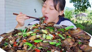 Its too hot for Qiu Mei to go out to buy vegetables. Cut some bacon to stir-fry deer antler mushro