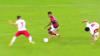 Ele está de Volta Bruno Henrique é um ARTISTA em Campo.