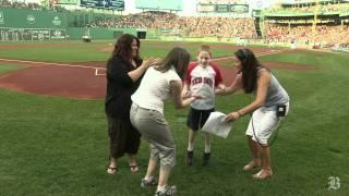 Man with no arms throws out the first pitch