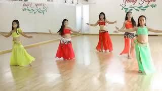 Маленькие девочки классно танцуют танец живота