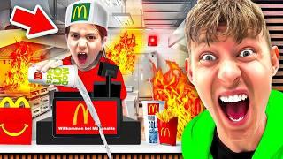 KLEINER JUNGE arbeitet 24 Stunden bei MCDONALD‘S