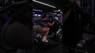 REVERSE HACK SQUATS ‍ #femalebodybuilding #gymmotivation #goals #fitness #quads #legday #gymgirl