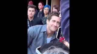 Jake Gyllenhaal stops to take pics and  sign a few autographs ️. #actor #acting #jakegyllenhaal
