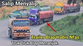 Truck Trailer Balap Menyalip Habis Nafas Di Tanjakan Bukit Kodok.Truck Truck Nanjak Seperti Balapan.