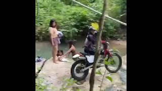 Ada cewe cewek mandi di sungai