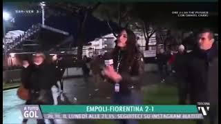 Greta Beccaglia di Toscana TV stava parlando con i tifosi della Fiorentina quando