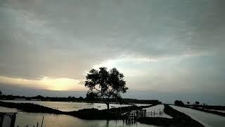 sunset menyeramkan badai petir di pantai bahagia