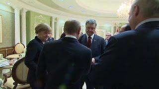 Путин и Порошенко обменялись рукопожатиями в Минске