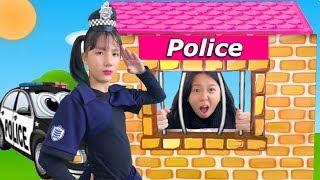 CRIANÇA FINGE BRINCAR SER POLICIAL  KIDS PRETEND PLAY WITH POLICE COSTUME