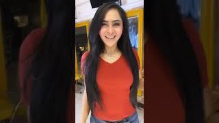 WANITA CANTIK INI DIA MEMILIH  BALAYAGE NYA YG AGAK2 MALU2BIAR TETAP SEXY NUANSA HITAM & DARKBLUE.