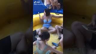  Obsessed with smartphones - strange world - not enjoying the water ride - Douyin - China 