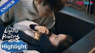 Li Xun tickles Zhu Yun on the couch to make her listen to him  Lighter & Princess  YOUKU