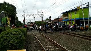 KRL melintasi Pintu Kereta Cilebut