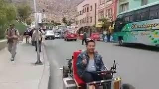 Primer auto  que funciona  con agua  en Bolivia