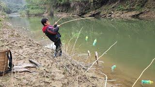 FULL VIDEO For 35 days the orphan boy made traps to catch mackerel or cassava roots to sell.