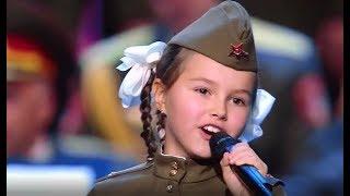 俄罗斯小姑娘深情演唱《喀秋莎》，全场掌声如潮，非常有女王范