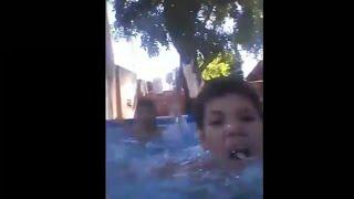 Um Buraco negro nós sugando dentro da piscina - leia a descrição