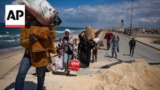 Dozens of Palestinians displaced from northern Gaza Strip move towards center of territory