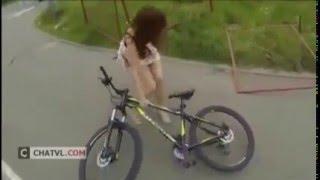Thiếu nữ tụt váy khi chạy xe đạp