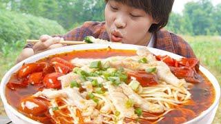 My younger brother wanted to eat pickled pepper and pork noodles. Qiu mei cooked him a big bowl. th