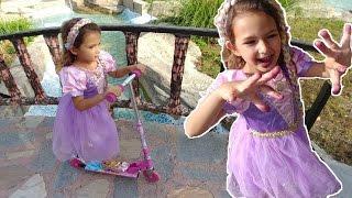 Rapunzel kaykay ile parktaRapunzel karadut yiyor eğlenceli çocuk videosu