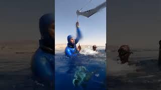 צלילה חופשית ל 99.8 מטר משקל קבוע עם מונופין