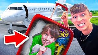 KLEINER JUNGE verschickt sich per KOFFER im FLUGZEUGKLAPPT