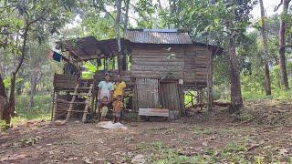 Sedih seorang istri nekad merawat anak dan suaminya tinggal di gubuk hutan