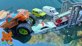 Car Carrier Gives Muddy Police Car SUV Fire Truck a Bath & More Diecast Car Stories【Kumas Bear