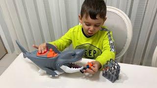 Yusuf imaginext shark çılgın köpek balığı oyuncağıyla oynuyor Balık dalgıçı yutsa da kurtuluyor