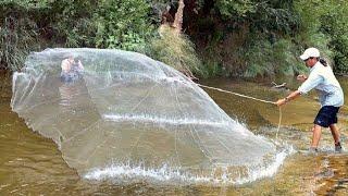 Amazing Cast Net Fishing Skill Catch Giant Fish - Awesome Traditional Net Fishing on The Sea