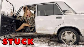 VIKA GOT STUCK IN THE SNOW IN A VAZ 2107_2 pedal pumping revving stuck cranking девушка ваз 2107