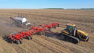 Большая сеялка для большого трактора гусеничный Challenger MT855C и Bourgault шириной 18 метров