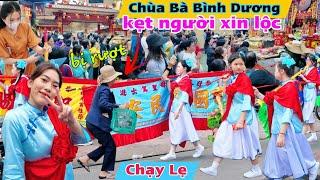 Kì Lạ Cách Xin Tài Lộc chen chúc nhau Chùa Bà Bình Dương Lễ hội rước kiệu Bà