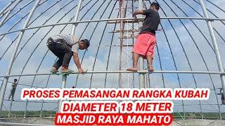 Proses pemasangan rangka kubah diameter 18 meter masjid Raya Mahato tahap awal