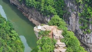 A platform was discovered in Guizhou surrounded by cliffs on three sides which is spectacular