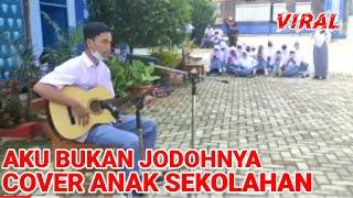 NYANYI LAGU AKU BUKAN JODOHNYA  DI LOMBA PENSI SEKOLAHAN