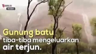 Gunung batu mengeluarkan air terjun.