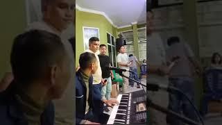Keren suaranya kolaborasi dengan @romiroso22 Penyanyi viral asal Manado yg punya suara unik