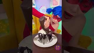 A hooligan girl pranked her friend by forging a cake out of a saucepan #funny #comedyvideos